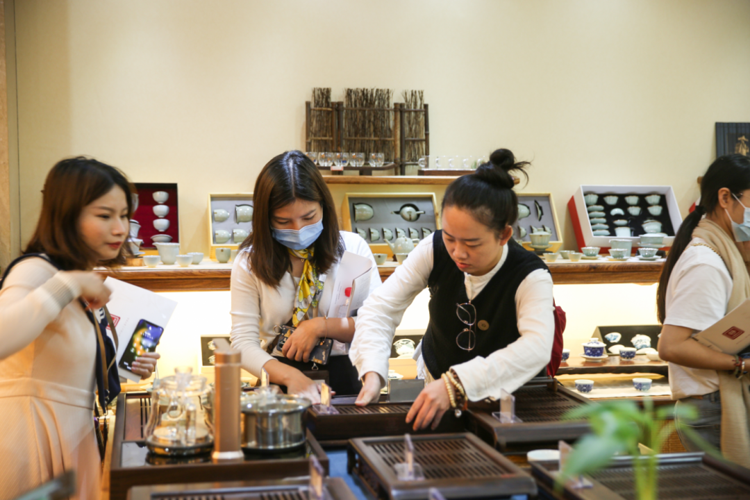 熱烈歡迎中國評茶師 · 茶藝師同學聯(lián)誼會的老師們到訪漢唐臺州總部插圖14 熱烈歡迎中國評茶師 · 茶藝師同學聯(lián)誼會的老師們到訪漢唐臺州總部插圖14