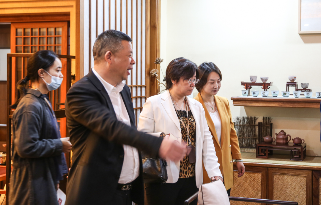 熱烈歡迎中國評茶師 · 茶藝師同學聯(lián)誼會的老師們到訪漢唐臺州總部插圖16 熱烈歡迎中國評茶師 · 茶藝師同學聯(lián)誼會的老師們到訪漢唐臺州總部插圖16
